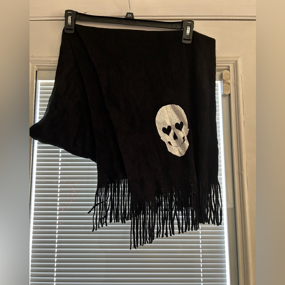 Oversized scarf with silver skulls